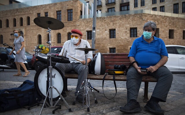 נגד רחוב מבוגר בעידן הקורונה בתל אביב, יולי 2020 (צילום: AP Photo/Oded Balilty)