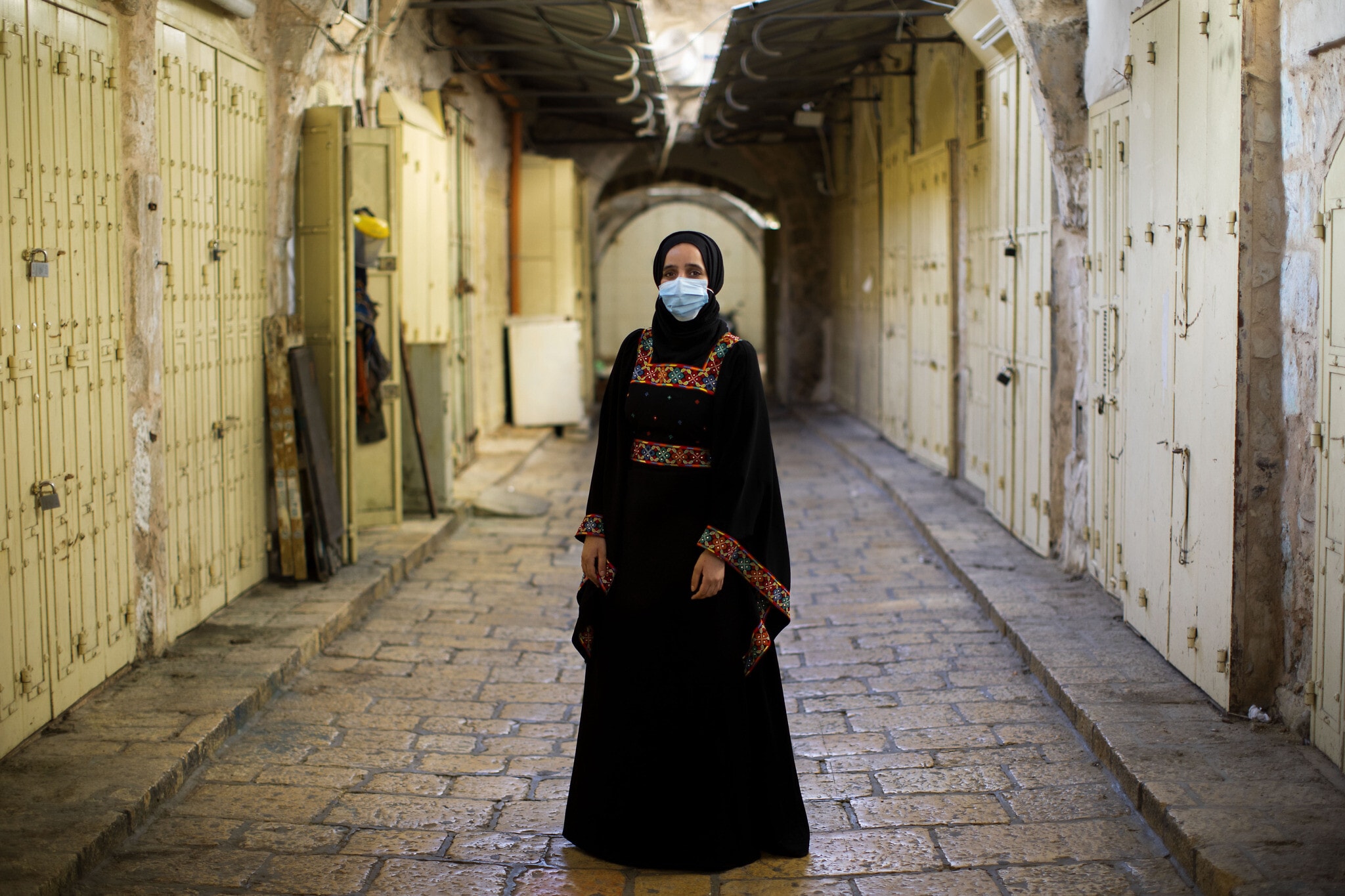 אישה מוסלמית בסמטאות השוממות של העיר העתיקה בירושלים, יולי 2020, אילוסטרציה, למצולמת אין קשר לנאמר בכתבה (צילום: AP Photo/Oded Balilty)