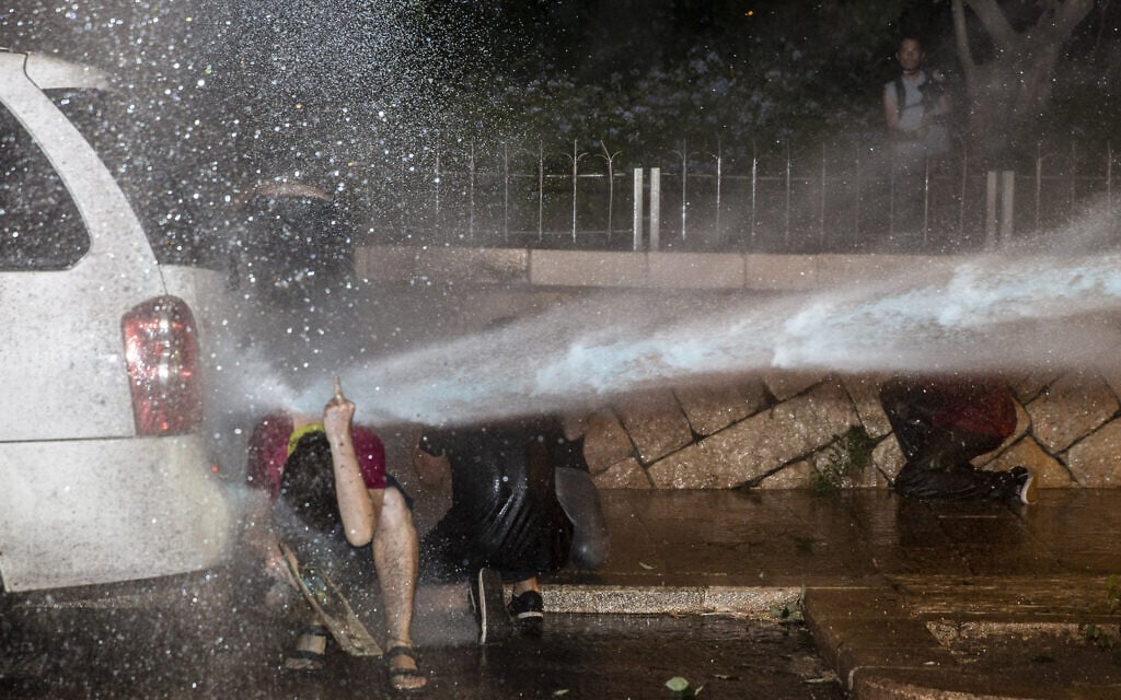 המשטרה משתמשת במכת"זית לפיזור ההפגנה בבלפור ב-24 ביולי 2020 (צילום: AP Photo/Ariel Schalit)