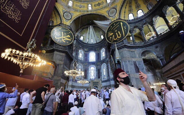איה סופיה הטורקית הופכת למסגד, יולי 2020 (צילום: AP Photo/Yasin Akgul)