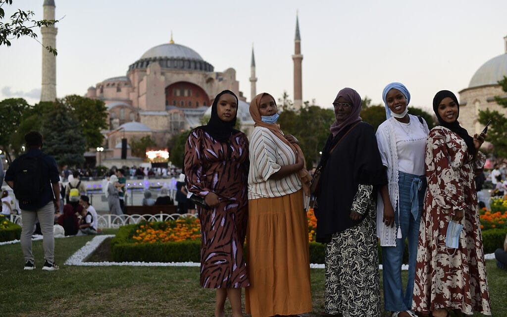 איה סופיה הטורקית הופכת למסגד, יולי 2020 (צילום: AP Photo/Yasin Akgul)