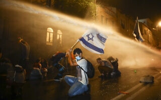המשטרה משתמשת במכת"זית לפיזור ההפגנה בבלפור ב-18 ביולי 2020 (צילום: AP Photo/Oded Balilty) המשטרה משתמשת במכת"זית לפיזור ההפגנה בבלפור ב-18 ביולי 2020 (צילום: AP Photo/Oded Balilty)