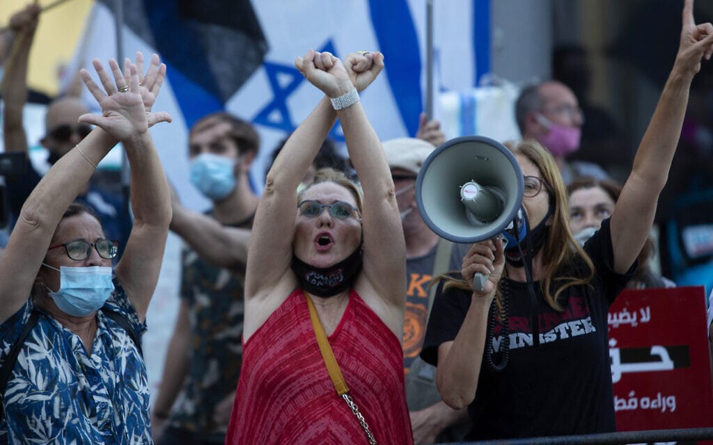 אילוסטרציה, מפגינות נגד ממשלת נתניהו מול ביתו של אמיר אוחנה בתל אביב, 28 ביולי 2020, למצולמות אין קשר לנאמר (צילום: AP Photo/Sebastian Scheiner)