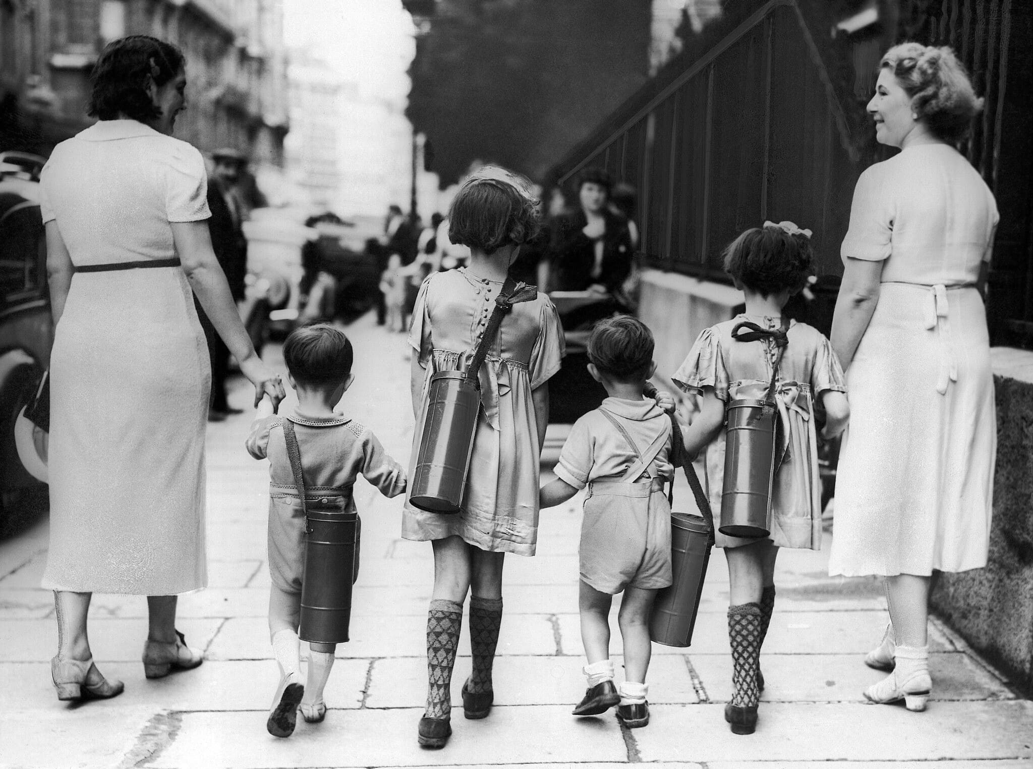 אילוסטרציה, אוגוסט 19391 בפאריז: אמהות וילדים מצוידים במסכות גד חדשות שקיבלו כדי להתגונן ממתקפה גרמנית (צילום: AP)
