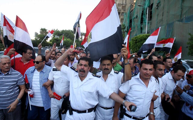 שוטרים מצריים מצטרפים להפגנה נגד מורסי, ארכיון, 30 ביוני 2013 (צילום: AP Photo/Mohammed Abu Zaid)