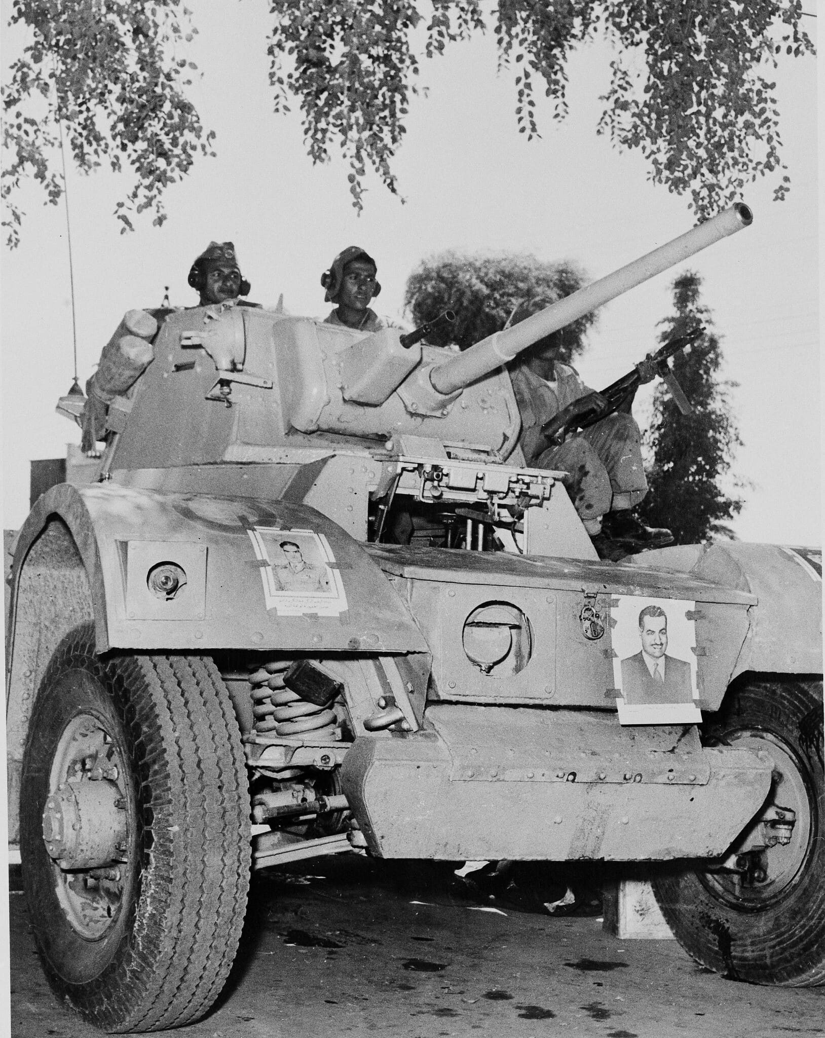 עיראק, 1958, תמונה שצולמה זמן קצר לאחר המהפכה הצבאית במדינה. הטנק מעוטר בתמונות של עבד אל-כרים קאסם (צילום: AP)