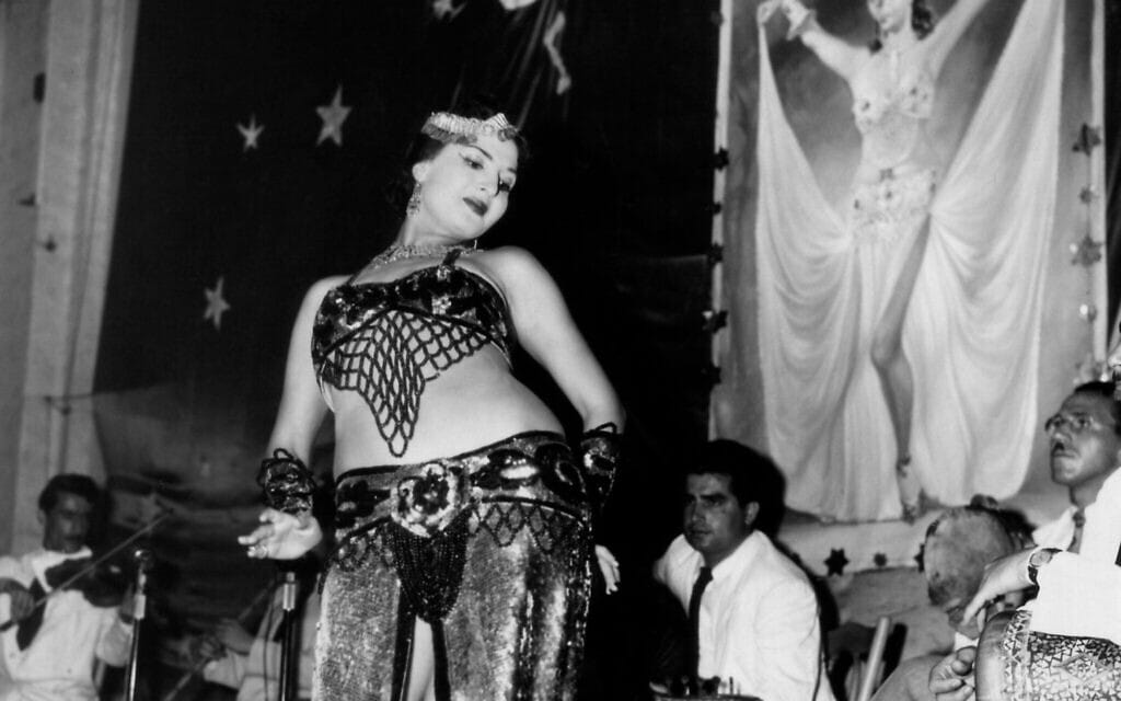 רקדנית הבטן וכוכבת הקולנוע המצרית נעימה עקיף בסיבוב הופעות בבגדאד, 1953 (צילום: AP Photo/Jim Pringle)