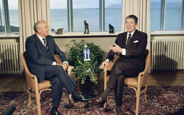 רונלד רייגן ומיכאיל גורבצ&#039;וב, 1986 (צילום: AP Photo/Scott Stewart)