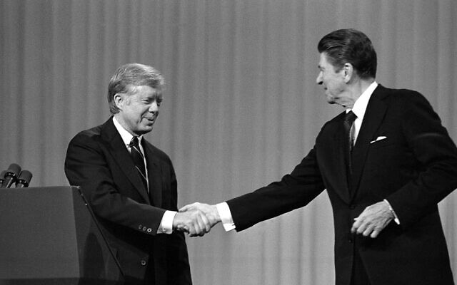 רונלד רייגן וג&#039;ימי קרטר בעימות לקראת הבחירות לנשיאות ב-1980 (צילום: AP Photo/Madeline Drexler)