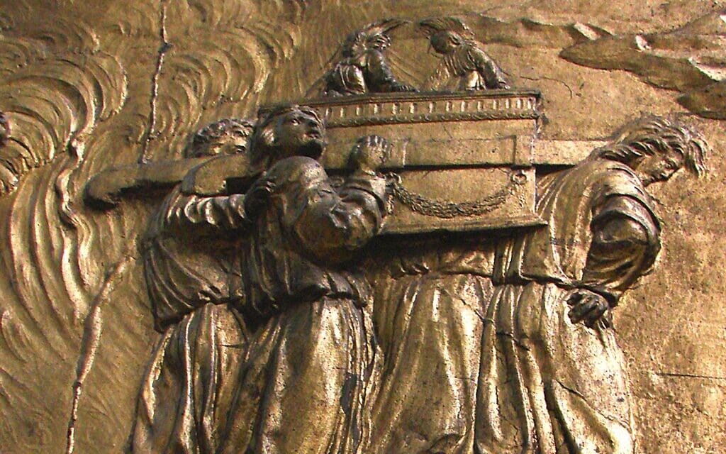 הובלת ארון הברית: תבליט מוזהב בקתדרלת או. מעלה היצירה לויקיפדיה: Vassil