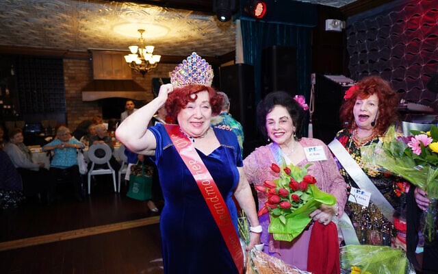 מארה גולדשטיין (משמאל) ומועמדות נוספות בתחרות מלכת היופי &quot;הוד מעלתך, סבתא&quot; (צילום: Gosha Shif/Be Proud Foundation)