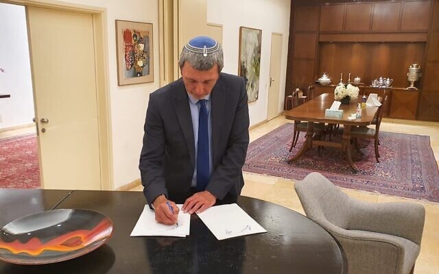 רפי פרץ חותם על ההסכם הקואליציוני עם הליכוד, ב-15 במאי 2020 (צילום: דוברות הבית היהודי)