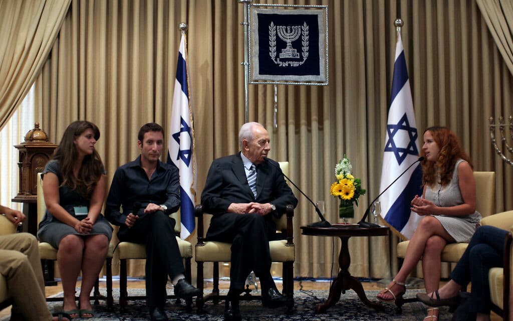נציגי מחאת 2011 נפגשים עם נשיא המדינה דאז, שמעון פרס (צילום: Kobi Gideon / Flash90.)