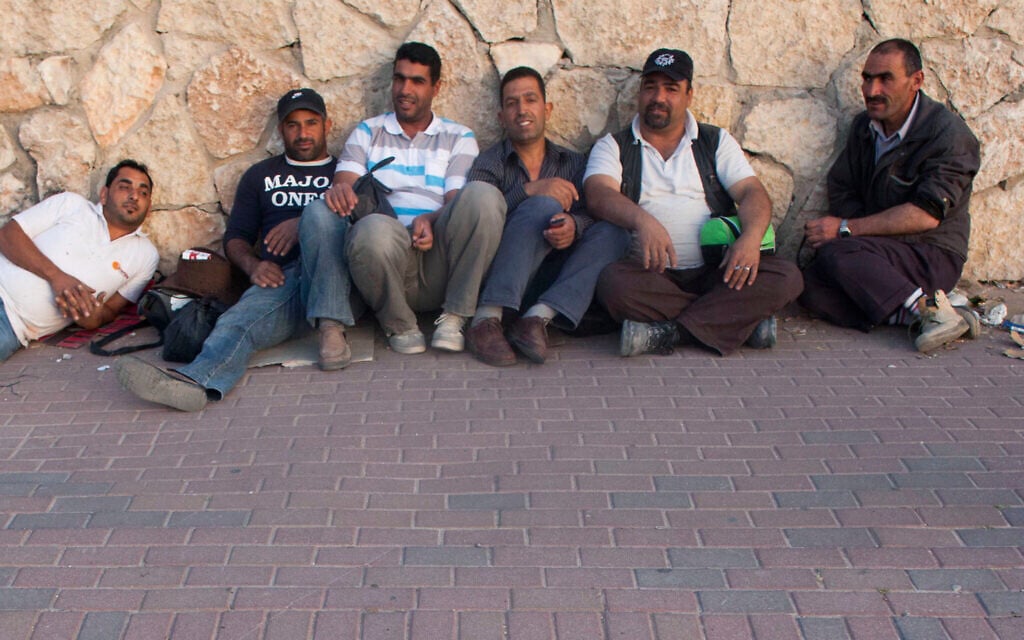 אילוסטרציה, פועלים פלסטינים בשכונת גילה בירושלים, ארכיון, 2013, למצולמים אין קשר לנאמר בכתבה (צילום: Neal Badache/FLASH90)