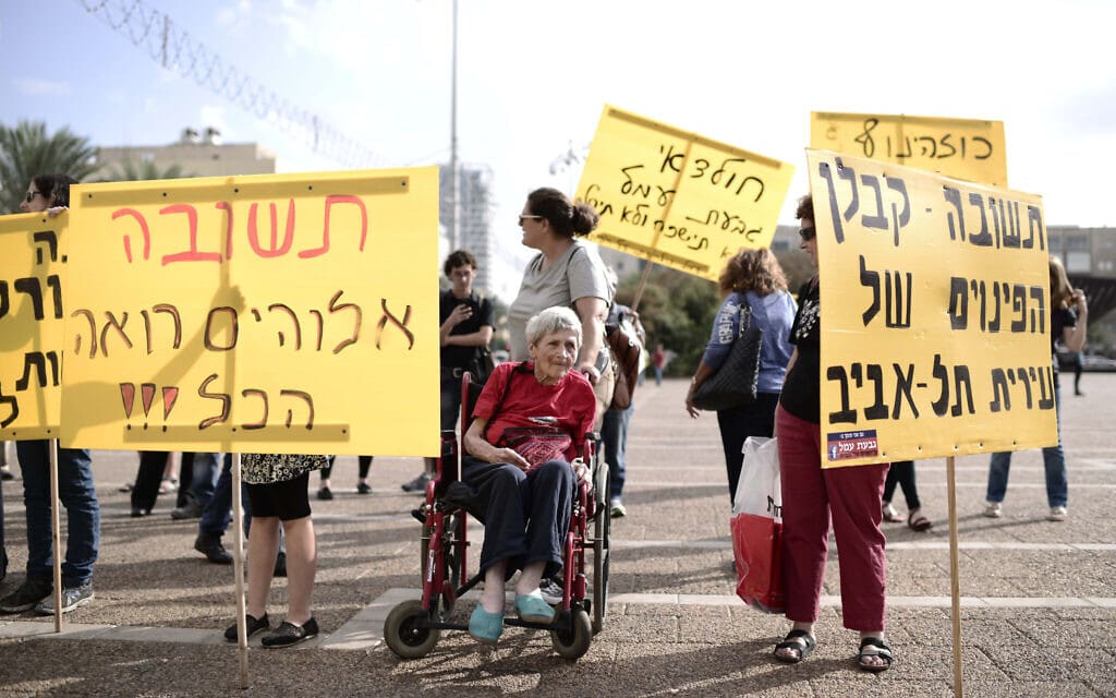מחאת תושבים נגד פינוי גבעת עמל בתל אביב. אוקטובר 2014 (צילום: Tomer Neuberg/Flash90) מחאת תושבים נגד פינוי גבעת עמל בתל אביב. אוקטובר 2014 (צילום: Tomer Neuberg/Flash90)