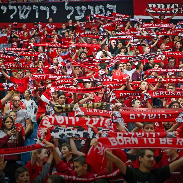 אוהדי הפועל ירושלים במשחק הצ'מפיונס ליג ב-23 באוקטובר 2019