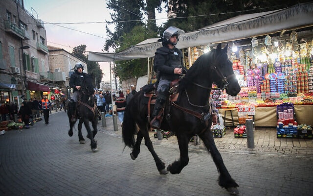 שוטרי מג&quot;ב בדרכם לדכא מחאה פלסטינית נגד תכנית המאה בירושלים, ינואר 2020 (צילום: Yonatan Sindel/Flash90)