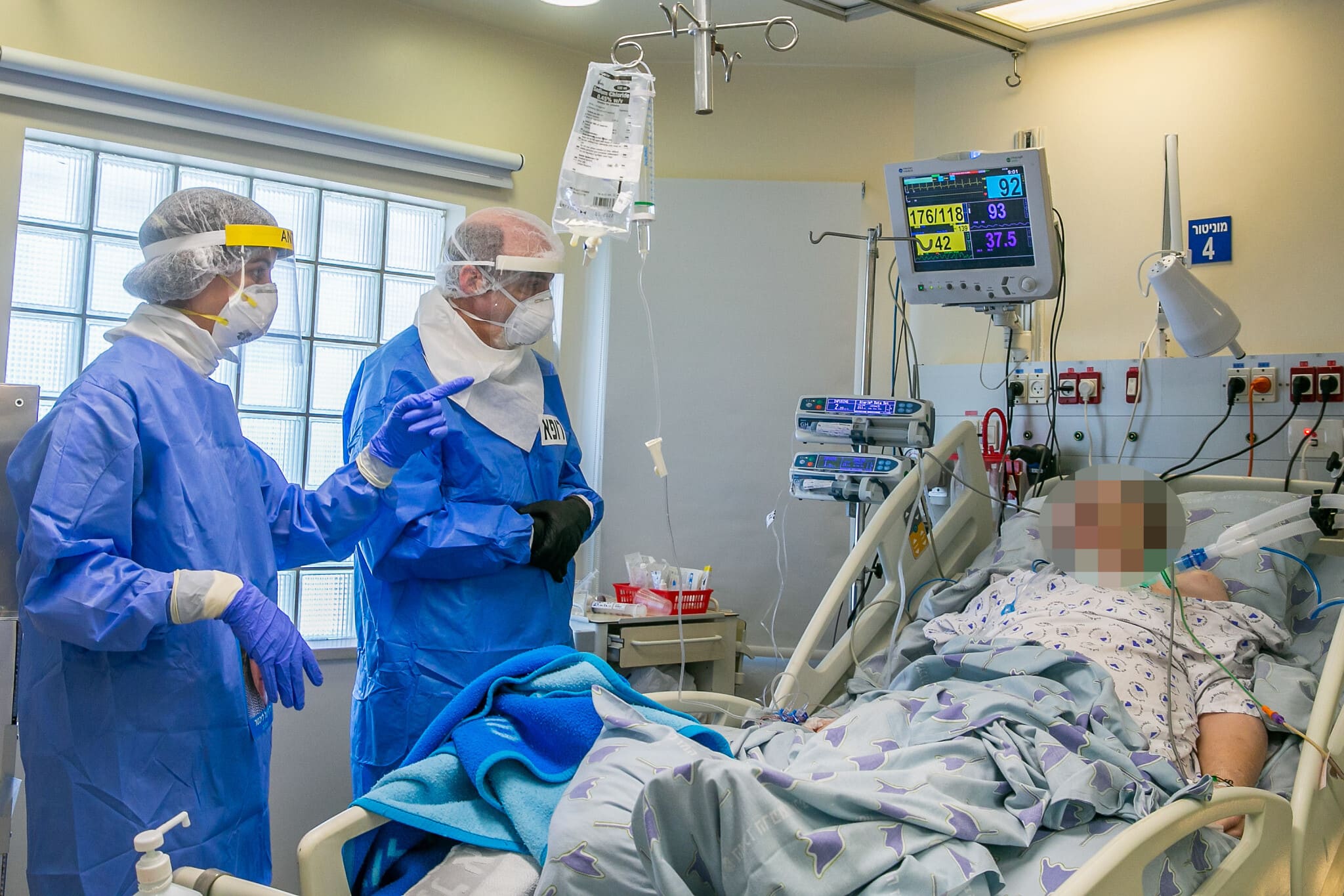 אנשי צוות רפואי באיכילוב מטפלים בחולה קורונה. מאי 2020 (צילום: Yossi Aloni/Flash90)