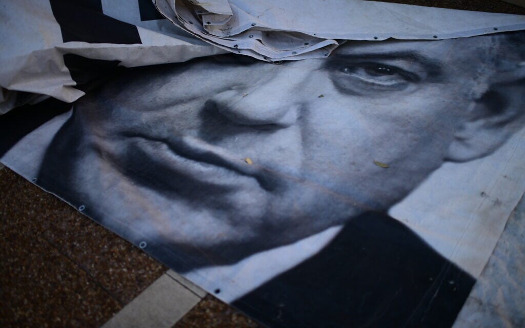 כרזות בהפגנה נגד בנימין נתניהו בכיכר רבין, 4 ביוני 2020 (צילום: תומר נויברג/פלאש90)