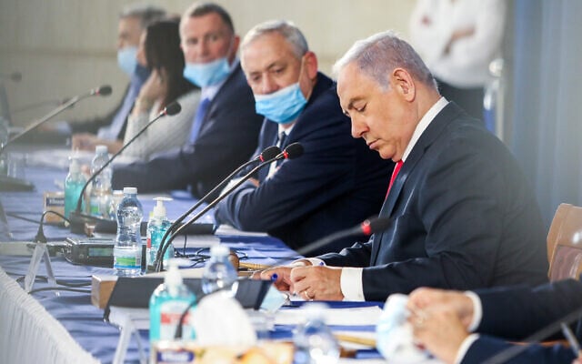 ראש הממשלה בנימין נתניהו ושר הביטחון בני גנץ מנהלים את ישיבת הממשלה השבועית במשרד החוץ בירושלים, 7 ביוני 2020 (צילום: מארק ישראל סלם)