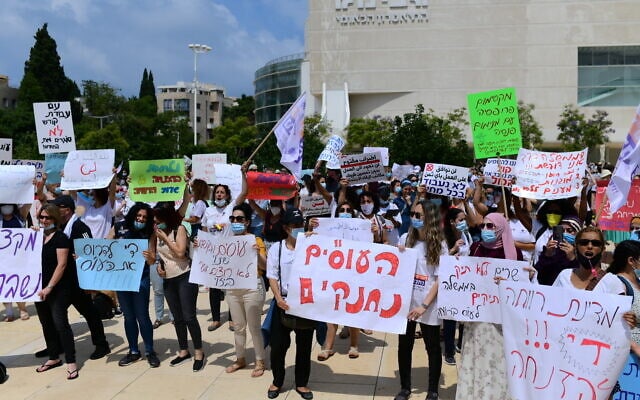 מחאת העובדים הסוציאליים בכיכר הבימה בתל אביב, ב-6 ביולי 2020 (צילום: תומר נויברג/פלאש90)