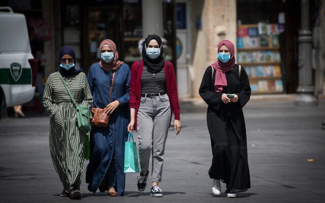 נשים לובשות מסכות בירושלים, יולי 2020 (צילום: Yonatan Sindel/Flash90)