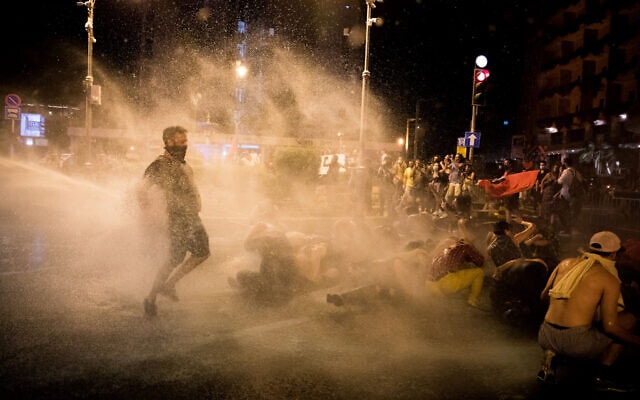 עימותים בין המשטרה למפגינים מול מעון ראש הממשלה ב-14 ביולי 2020 (צילום: יונתן זינדל/פלאש90)