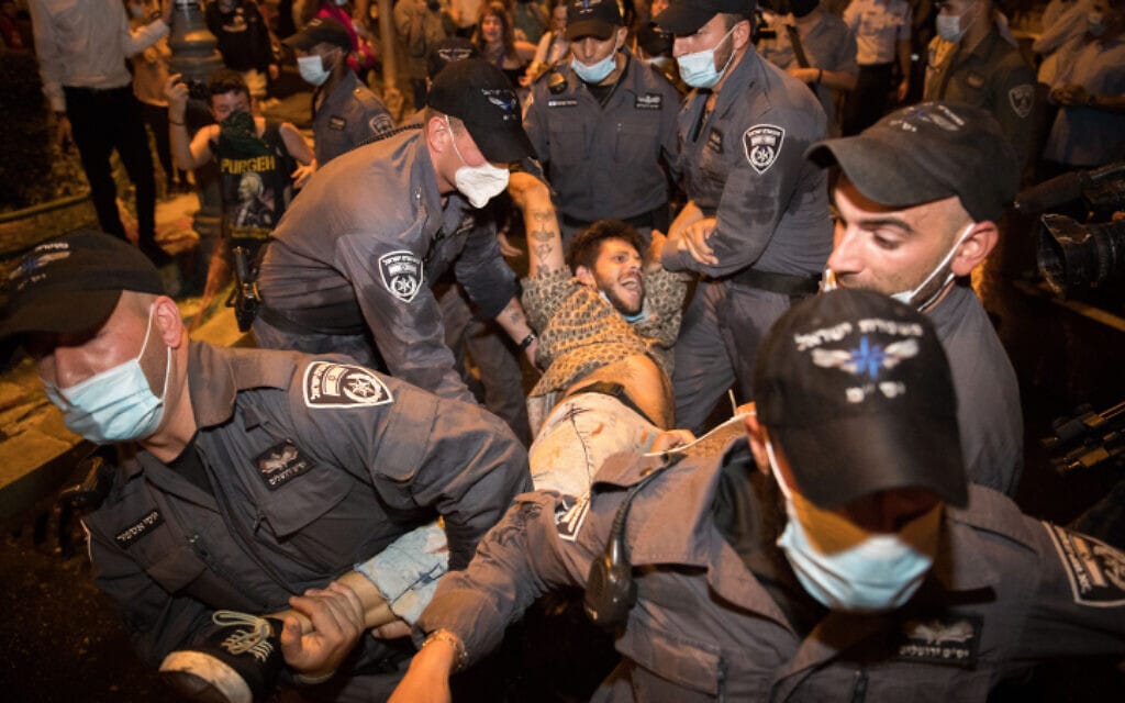 מפגין מוחזק על ידי שוטרים בהפגנות מול בית ראש הממשלה. 14 ביולי 2020 (צילום: Flash90/יונתן זינדל)
