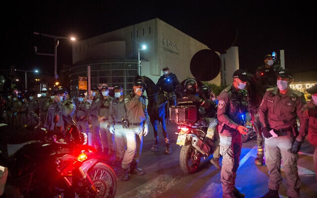 כוחות משטרה גדולים חוסמים את המעבר לכיכר הבימה והיכל התרבות, ב-18 ביולי 2020. ברקע: פסלו של מנשה קדישמן, &quot;התרוממות&quot; (צילום: מרים אלסטר/פלאש90)