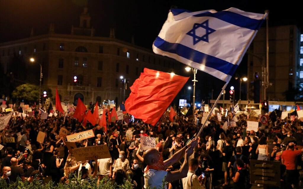 המחאה מול מעון ראש הממשלה בירושלים, ב-25 ביולי 2020 (צילום: אוליביה פיטוסי/פלאש90)