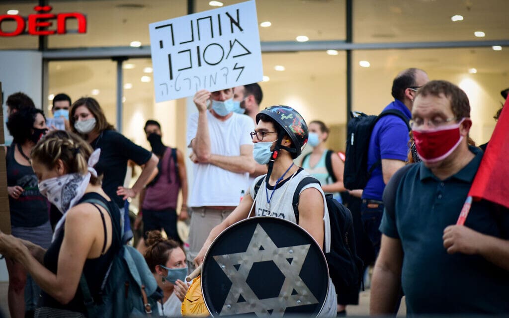 הפגנה ליד ביתו של השר לבטחון פנים אמיר אוחנה בתל אביב, 30 ביולי 2020 (צילום: אבשלום ססוני / פלאש 90)