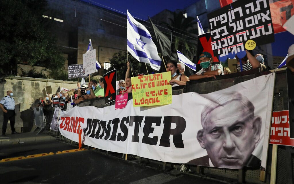 הפגנה נגד בנימין נתניהו מחוץ לבית ראש הממשלה בירושלים, 30 ביולי 2020 (צילום: יונתן סינדל / פלאש 90)