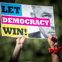 הפגנה "להצלת הדמוקרטיה בישראל" בבלפור, 17.7.2020 (צילום: יונתן זינדל/פלאש90)