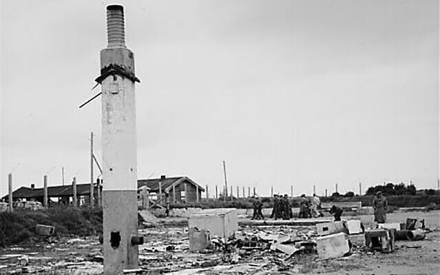 תמונה של מחנה הריכוז סילט באי אולדרני לאחר כניעת הנאצים, מאי 1945 (צילום: באדיבות נאמני מוזיאון חיל האוויר המלכותי/באמצעות הוצאת Antiquity)