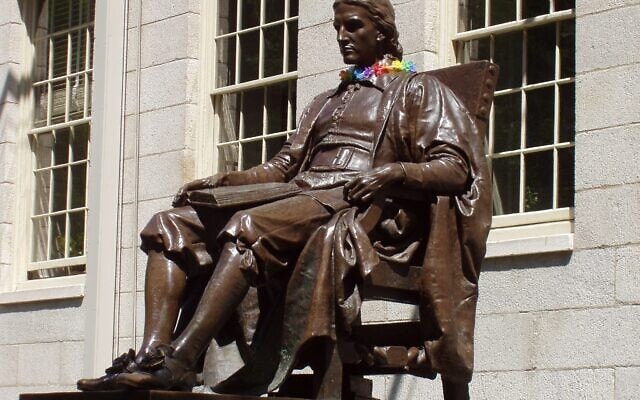 פסלו של ג&#039;ון הרווארד באוניברסיטת הרווארד (צילום: ויקישיתוף)
