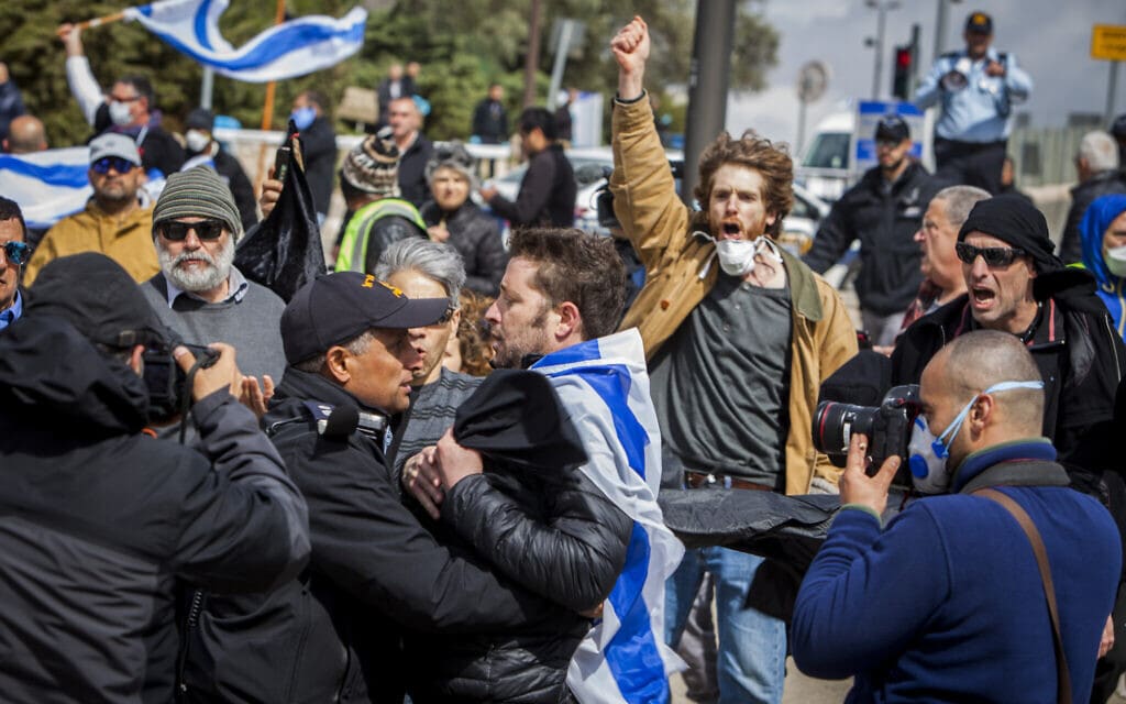 מחאת &quot;הצילו את הדמוקרטיה&quot; בירושלים, מרץ 2020 (צילום: March 19, 2020, AP Photo/Eyal Warshavsky)