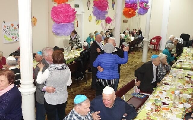 קשישים רוקדים במסגרת תכנית של מרכז הקהילה היהודית &quot;מגדל&quot; באודסה, ללא תאריך (צילום: באדיבות קירה ורחובסקי)