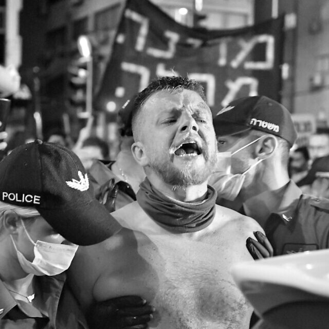 הפעיל החברתי קוסטה בלאק בהפגנות נגד ממשלת נתניהו, קיץ 2020 (צילום: רפי מיכאלי)