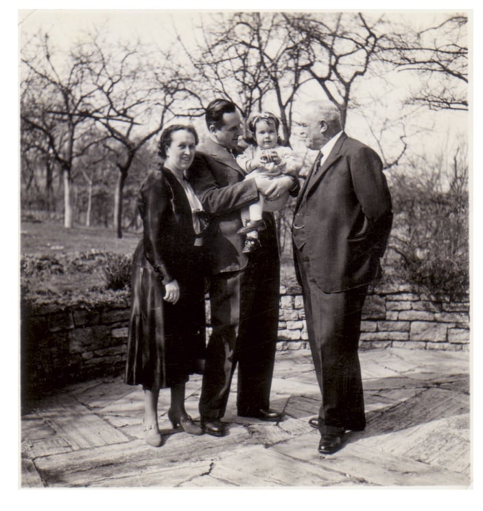 רוברט גריזינגר (במרכז) אוחז את בתו יוטה בביקור אצל הוריו, 1939 לערך (צילום: Courtesy of Barbara and Fritz Schlegel)