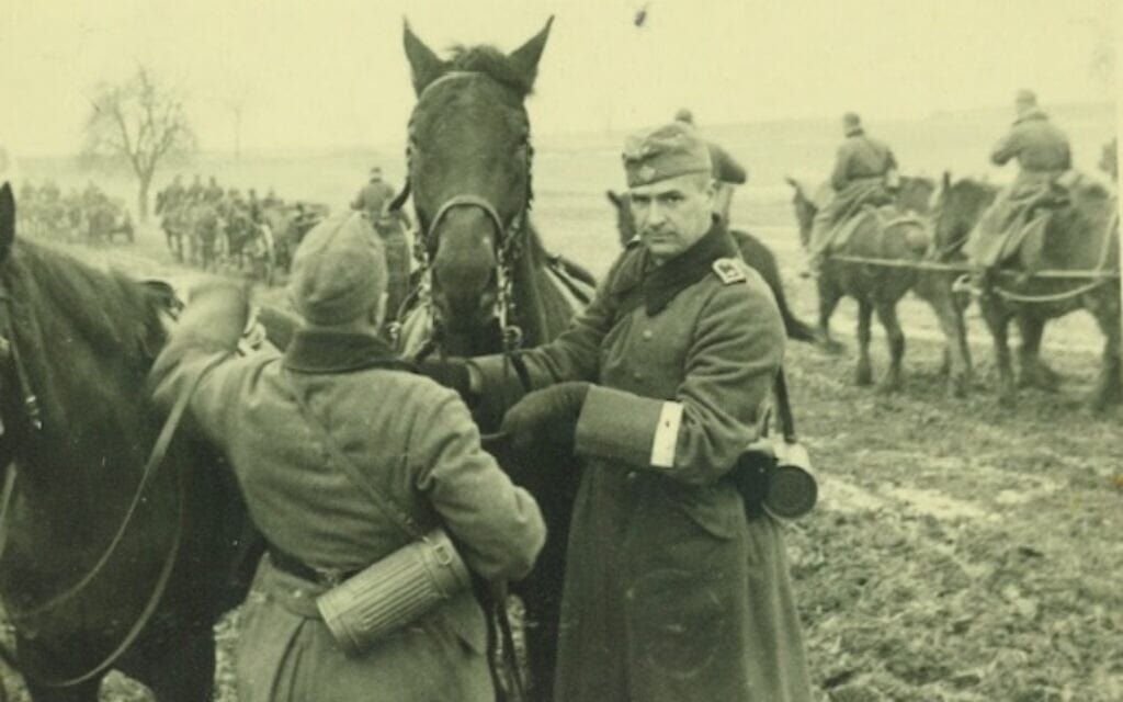 רוברט גריזינגר (מימין) במדי הוורמאכט, עם אחד הסוסים מאוגדת חיל הרגלים 25, 1939 לערך (צילום: Courtesy of Jutta Mangold)