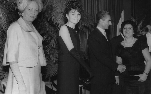 חנה, אמא של אסתר אמיני (מימין) לוחצת את ידו של שאה פהלווי, השאה האחרון של איראן, בקבלת פנים לשאה ולשהבאנו (קיסרית) פארה דיבה בוולדורף אסטוריה, ניו יורק, 1962 (צילום: Courtesy)