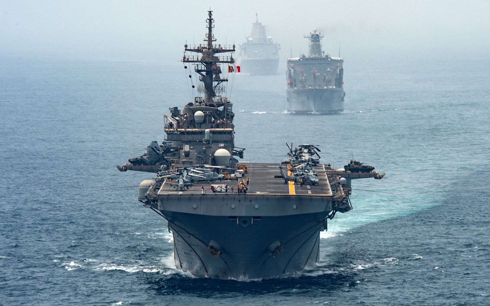 הספינה האמריקאית USS Boxer חוצה את מצרי הורמוז, 12 באוגוסט 2019 (צילום: US Navy photo by Mass Communication Specialist 2nd Class David Ortiz/Released)