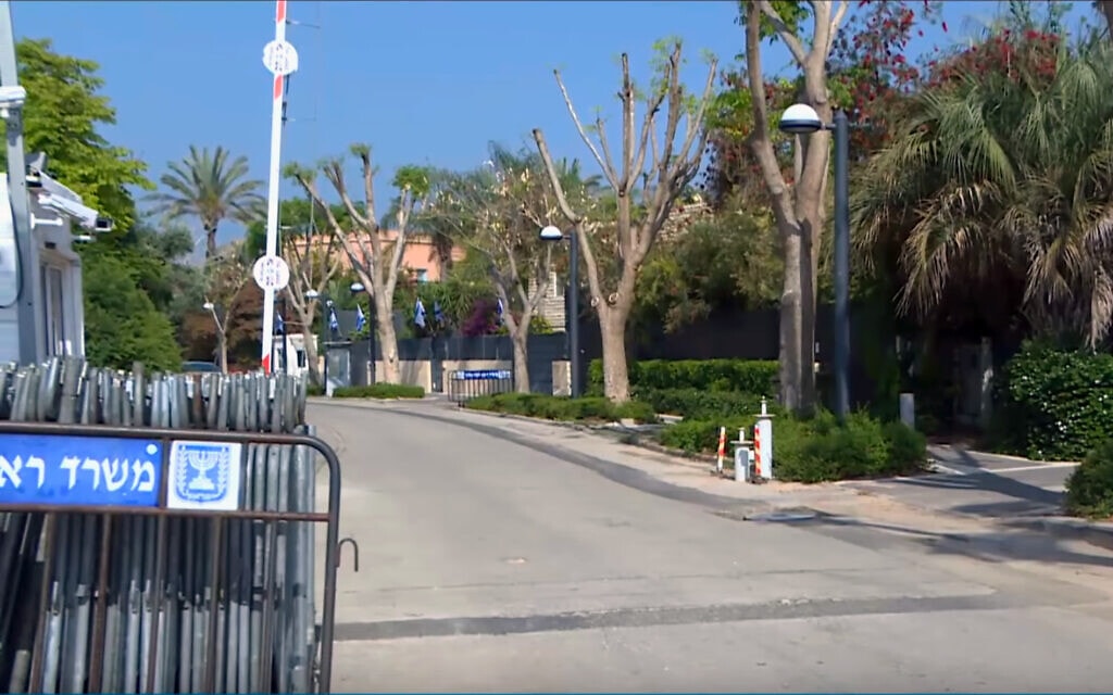 הרחוב המוביל לבית משפחת נתניהו בקיסריה (צילום: צילום מסך, כאן 11) הרחוב המוביל לבית משפחת נתניהו בקיסריה (צילום: צילום מסך, כאן 11)