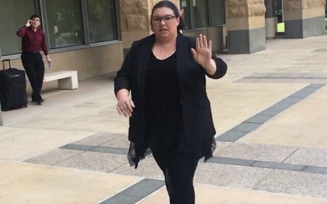 לי אלבז, שהורשעה באוגוסט 2019 בהונאת אופציות בינאריות, נכנסת לבית המשפט בגרינבלט, מרילנד, ב-25 ביולי 2019 (צילום: The Times of Israel)