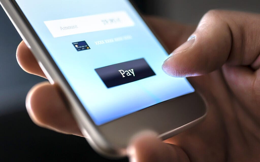 תשלום בטלפון נייד באפליקציית ארנק דיגיטלי. אילוסטרציה (צילום: iStock)