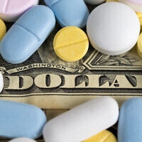 אילוסטרציה: כסף ותרופות (צילום: arsenisspyros / iStock)
