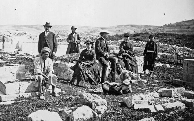אילוסטרציה: קבוצת תיירים עם תושבי ירושלים, סביבות 1880-1860 (צילום: ספריית הקונגרס)