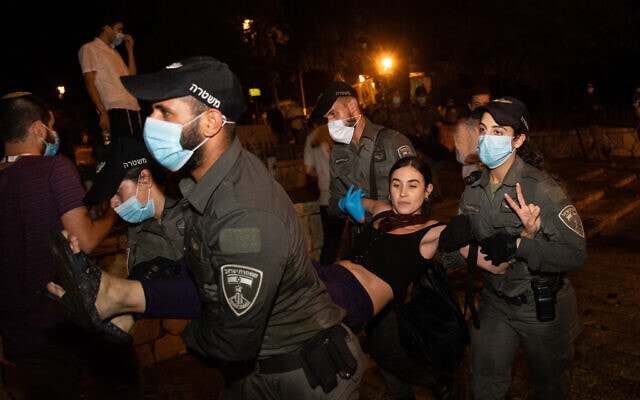 מפגינה נעצרת בהפגנה מול בית ראש הממשלה בירושלים, 23.7.2020 (צילום: יונתן סינדל, פלאש 90)