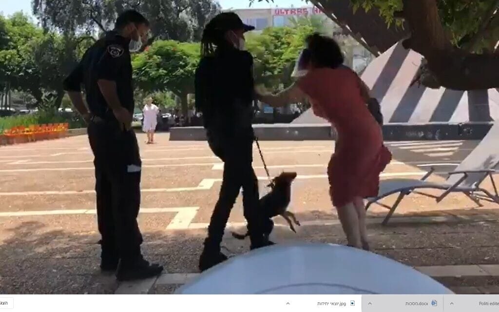 צילום מסך מתוך סרטון המתעד את מעצרה של עדנה פרוביזור בת ה-72 בתל אביב