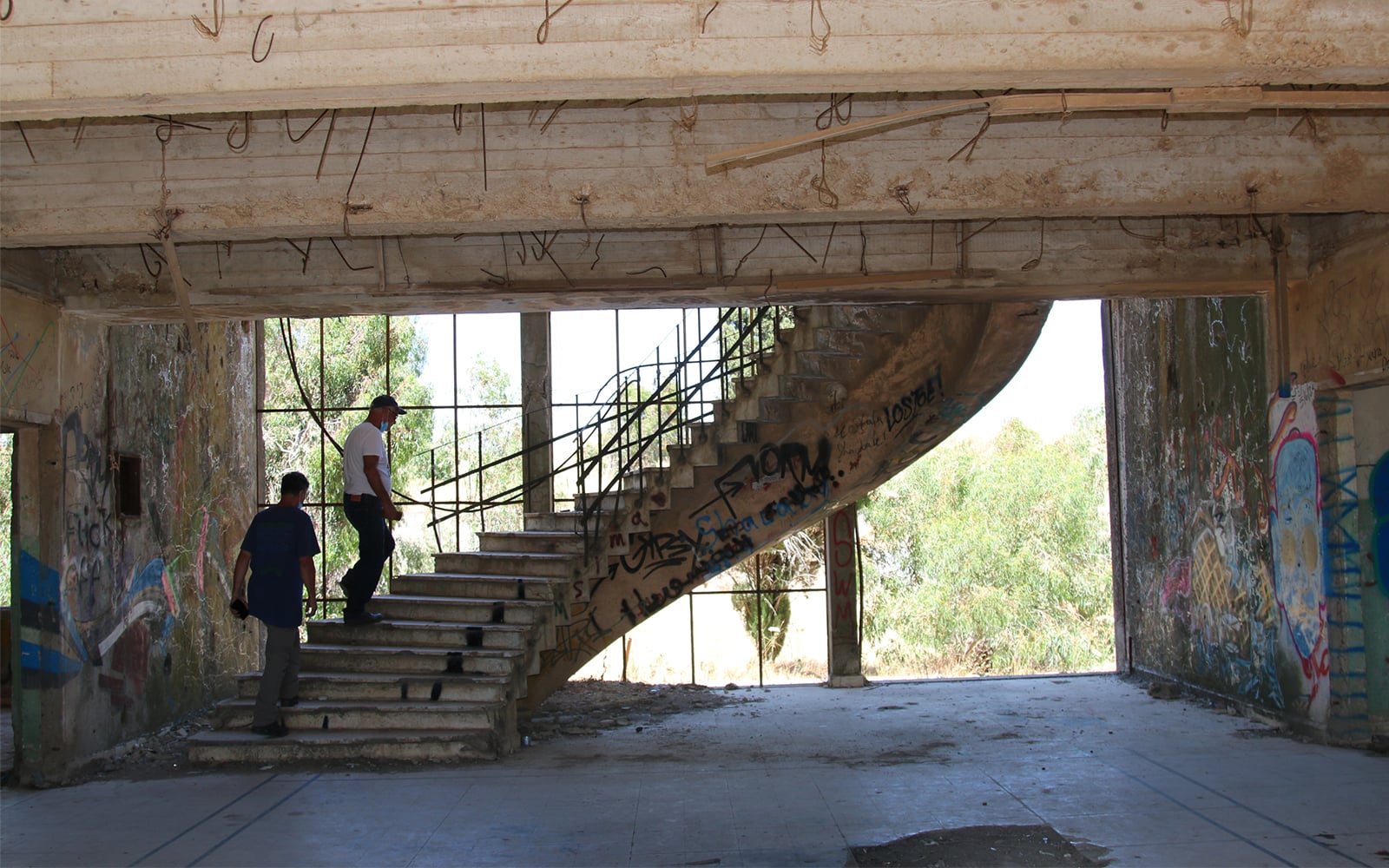 גרם מדרגות לולייני במטה צבא סורי לשעבר ליד קוניטרה בצפון ישראל (צילום: שמואל בר-עם)